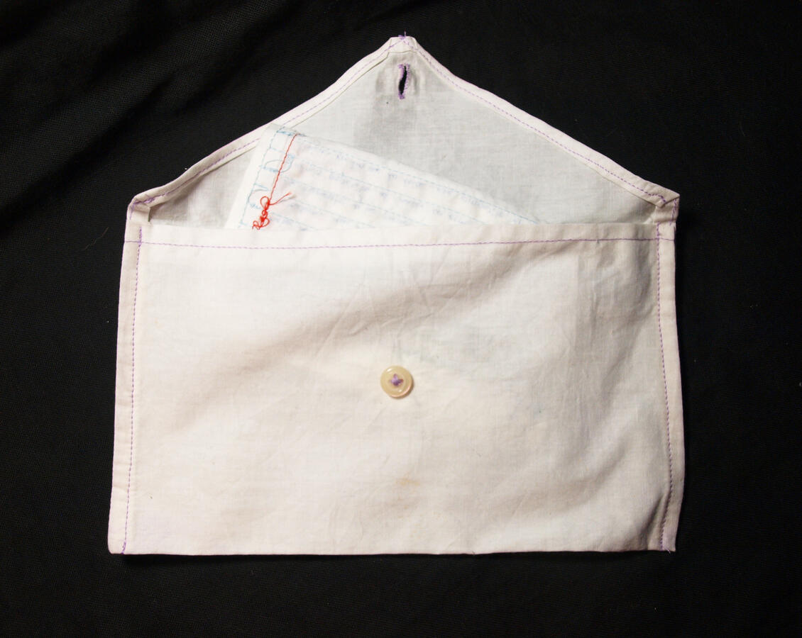 Ejercicio de escultura con tela, 2022. Bordado sobre tela reclamada, hilo mercerizado de algodón tipo mouliné marca DMC.