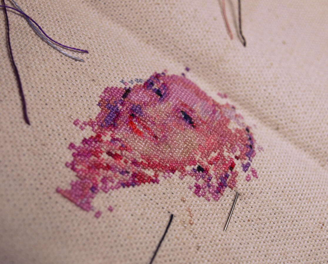 J (retrato), 2022. Micro punto de cruz sobre lona costeña, hilo mercerizado de algodón tipo mouliné marca DMC.