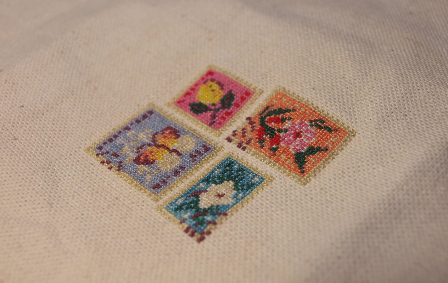 Estampas postales, 2023. Micro punto de cruz sobre lona costeña, hilo mercerizado de algodón tipo mouliné marca DMC.