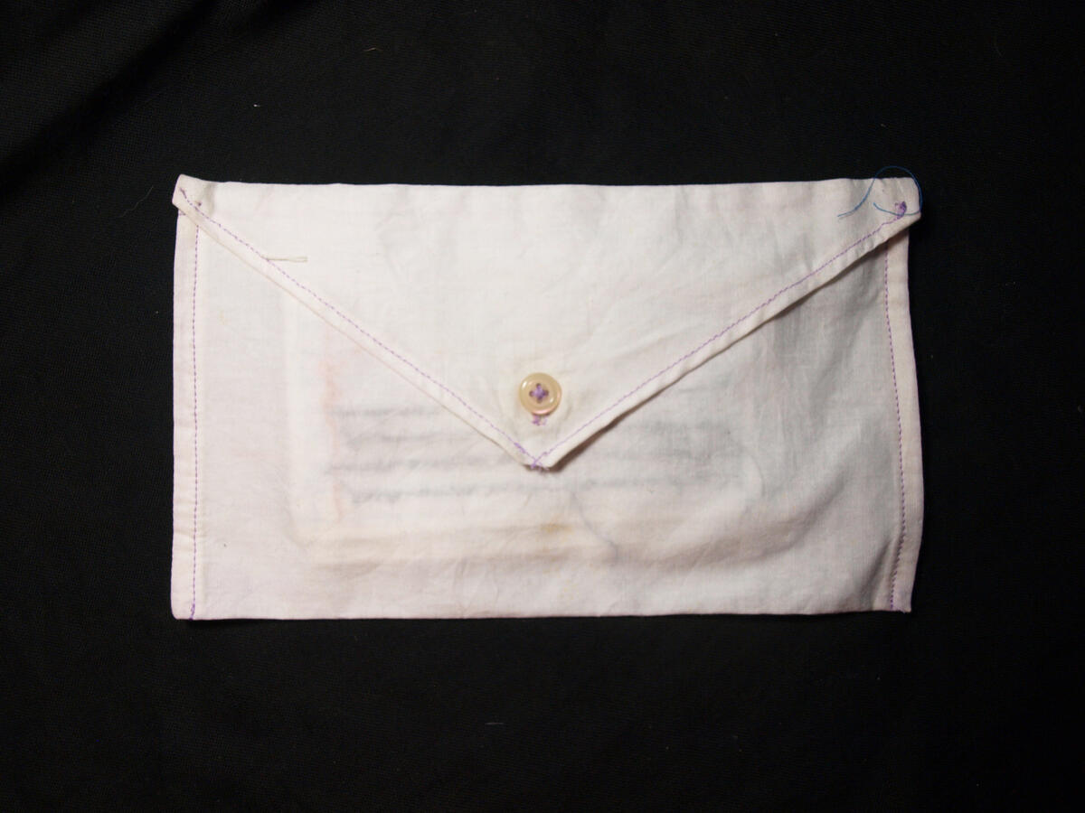 Ejercicio de escultura con tela, 2022. Bordado sobre tela reclamada, hilo mercerizado de algodón tipo mouliné marca DMC.