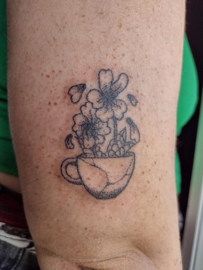 Tatuaje recién hecho, handpoke (2022)