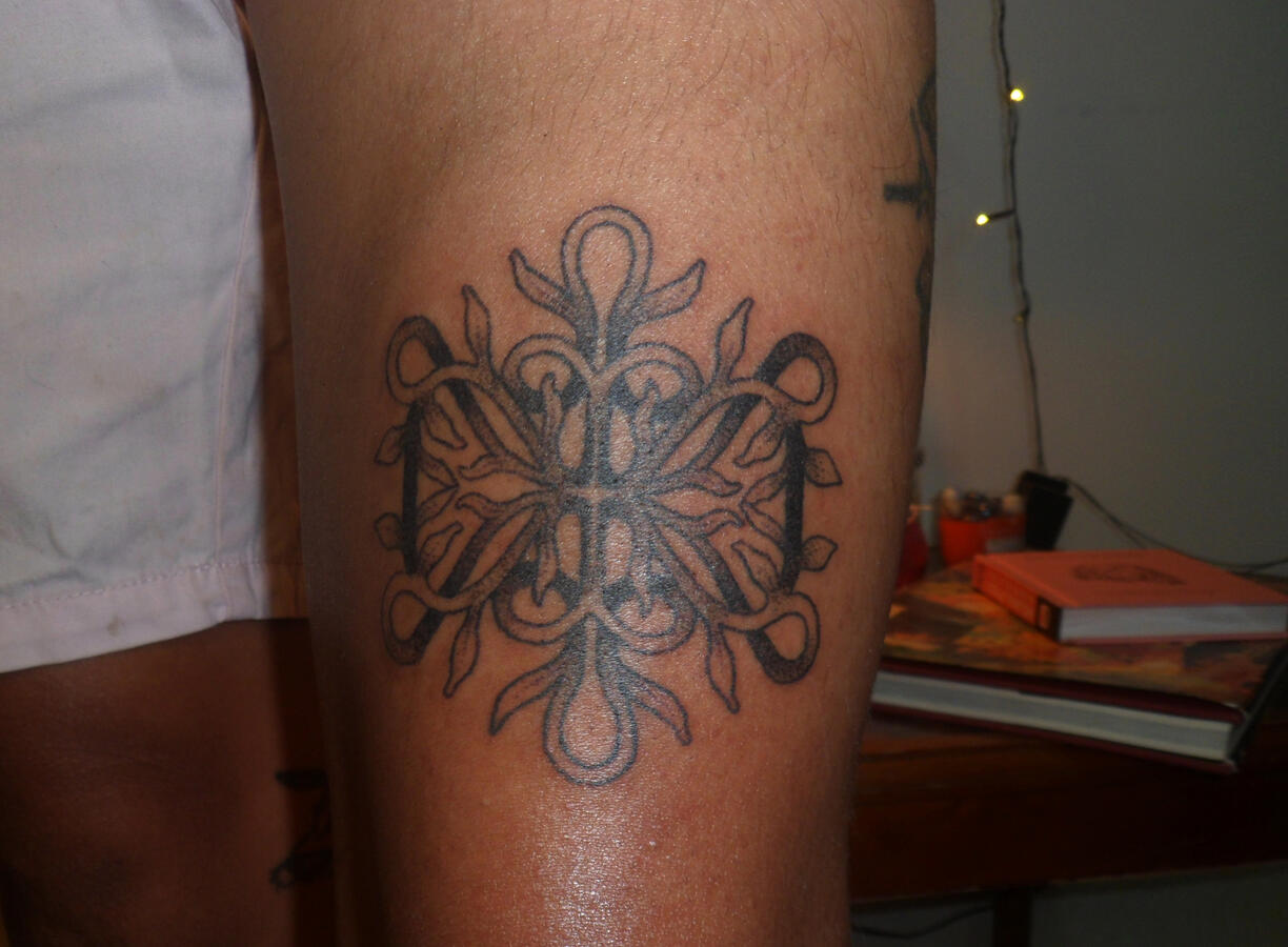 Tatuaje recién hecho, handpoke (2024)