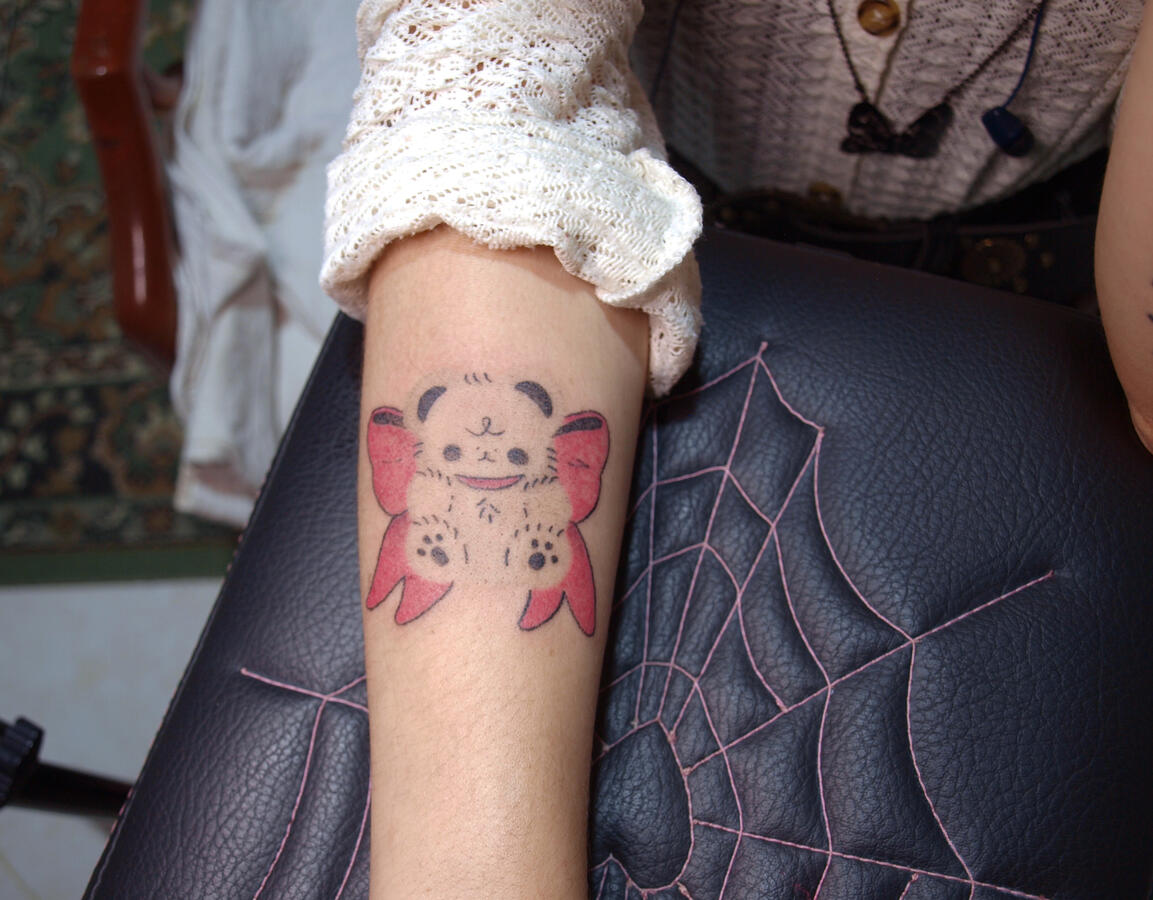 Tatuaje recién hecho, handpoke (2024)