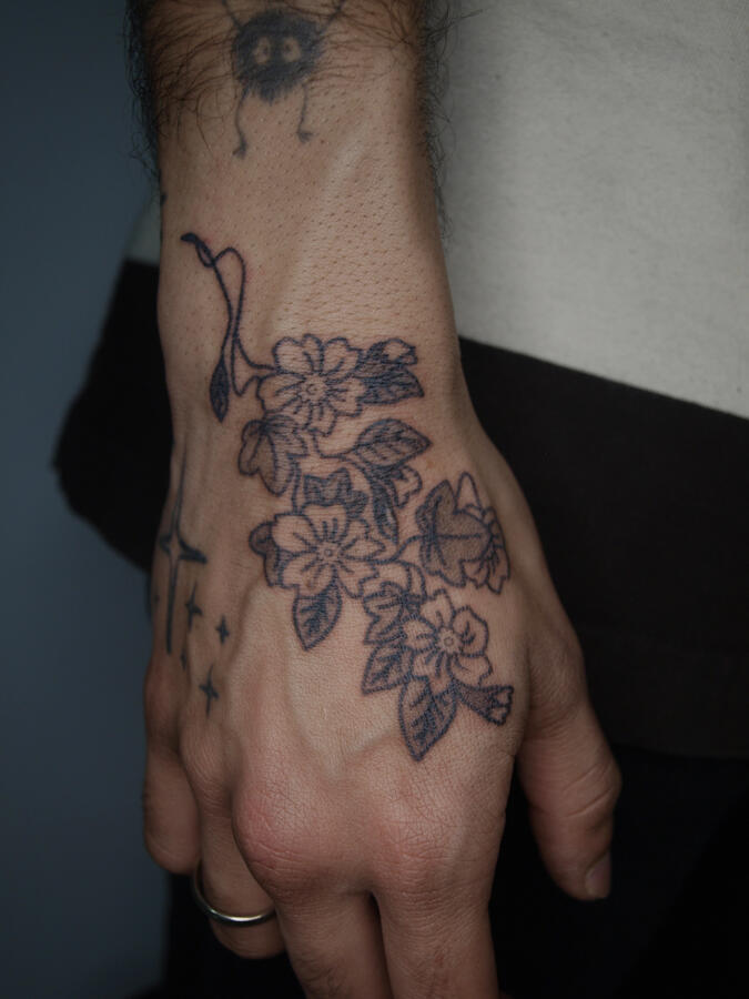 Tatuaje recién hecho, handpoke (2025)